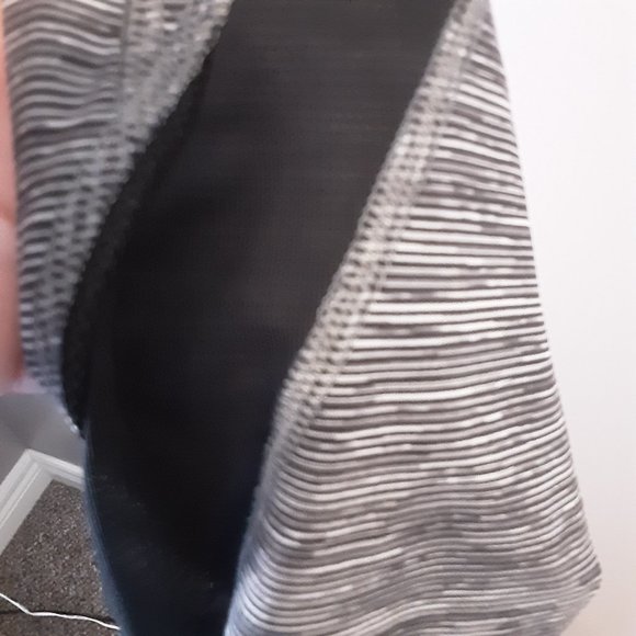 lululemon Leggings Size 6, Cropped, Pockets, Black and Grey, - Picture 12 of 13